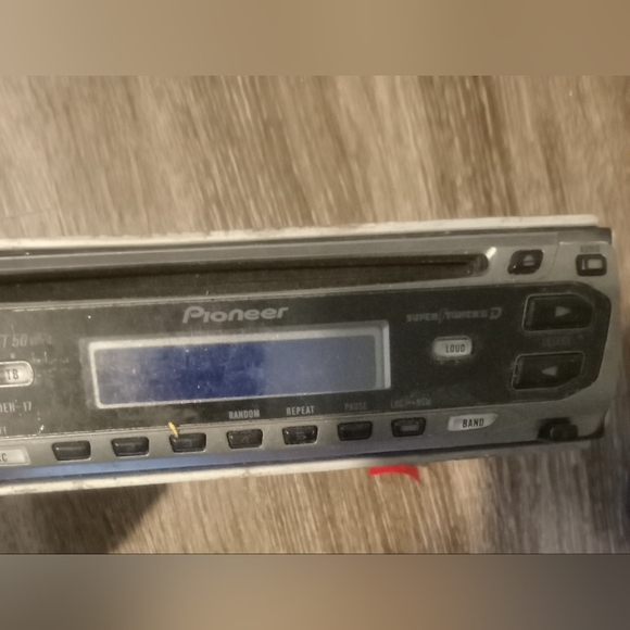 Pioneer car stereo CD receiver DEH-17 - Picture 1 of 9